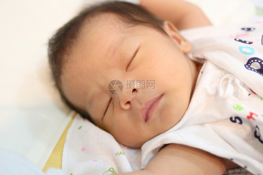 婴儿睡在床垫上有健康睡眠和足图片