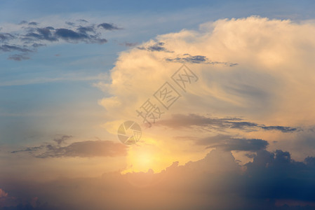 在日落时间的积云cloudscape图片