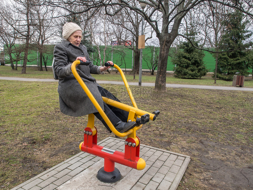 老年妇女在公园内操体设备练图片