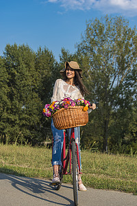 夏日骑自行车的图片