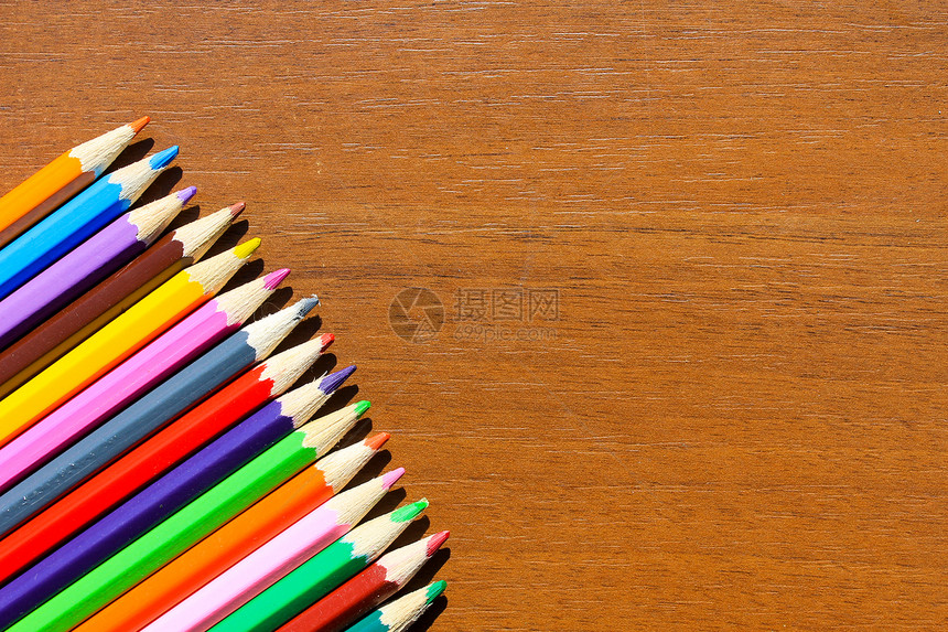 木制背景上的彩色铅笔图片