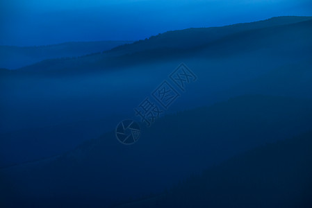 欧洲乌克兰喀尔巴阡山脉的光影美丽的自然图片