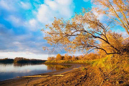 日落时河上的秋季景观图片