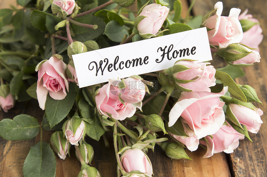 欢迎回家卡与粉红玫瑰花束图片