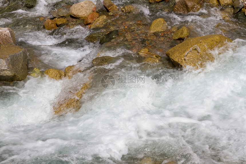 山间河流中的水流图片