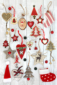 老式圣诞树小玩意和装饰在苦恼的白色木头图片