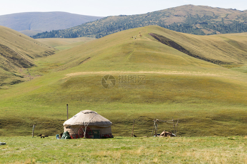 站在外伊犁阿拉套山区蒙古包中的地板图片