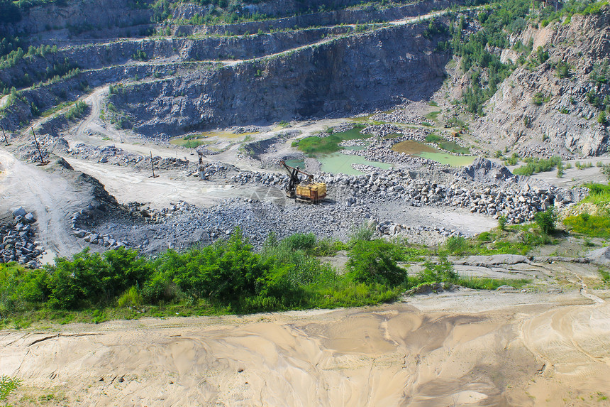花岗岩采石场矿产资源的提取图片
