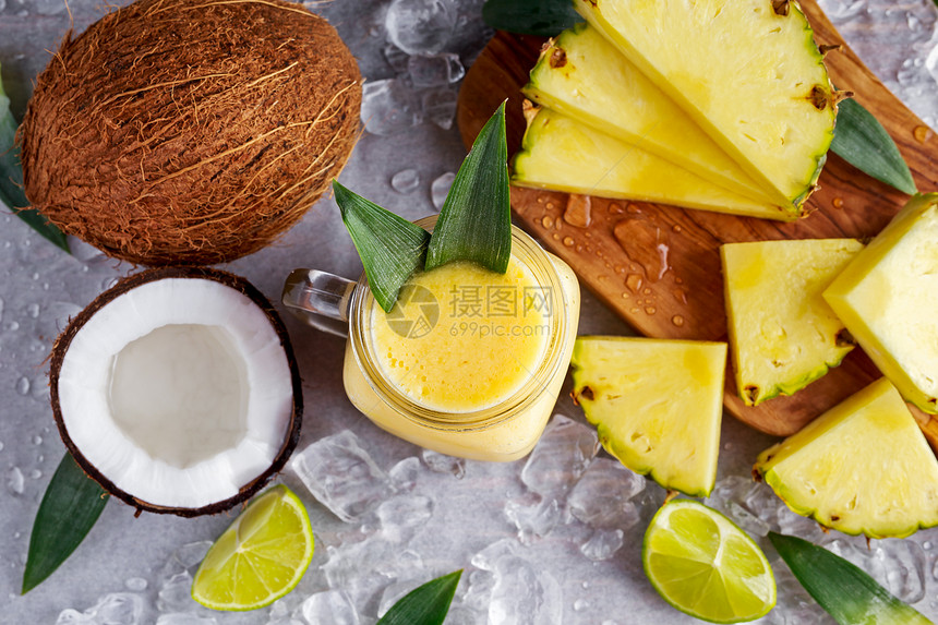健康成熟的黄菠萝椰子滑冰和利梅片及冰概念图片