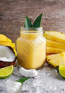 健康成熟的黄菠萝椰子香蕉滑动片和冰块图片