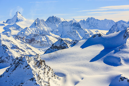 在美丽的冬雪中欣赏瑞士著名山脉的壮丽景色Matterhorn和DentdHerens背景是CastorPollux在大沙漠冰川的背景图片