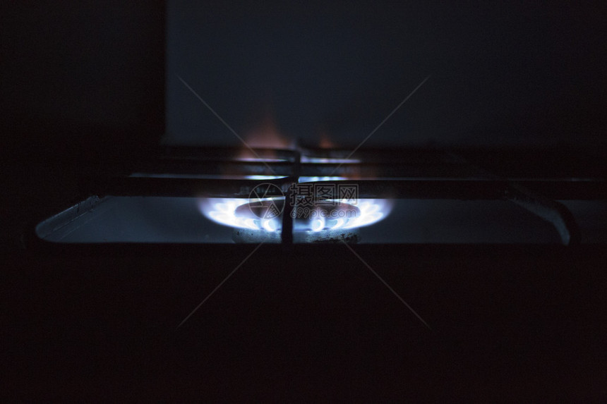 晚上在瓷砖上烧火做饭图片