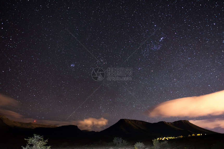 星空捕捉了南非卡鲁公园的冬天图片