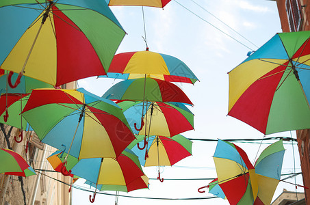 在炎热的夏天城市街道水平的五颜六色的雨伞图片
