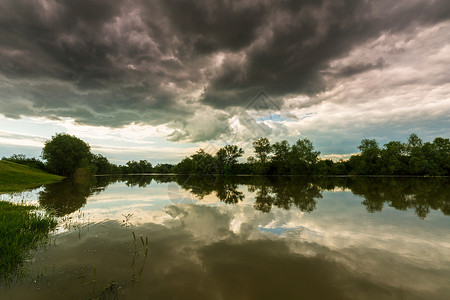 春天不祥的暴风雨天空在狂野的河流上图片