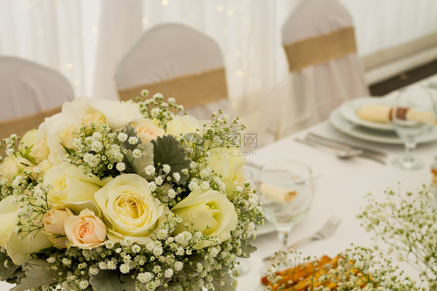 婚礼餐桌上的鲜花图片