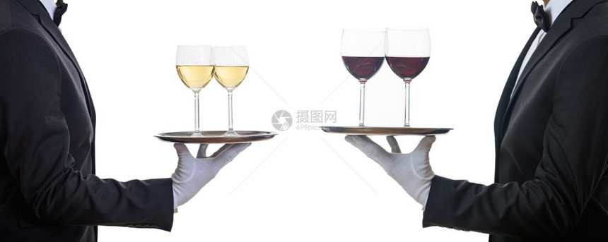 服务员端着托盘和红白葡萄酒杯图片