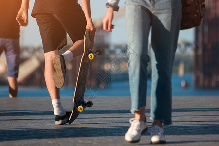 有滑板的人户外人的腿年轻一代的体育顽强和图片