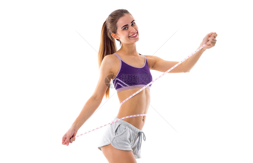 身穿紫色运动长裤和灰色短裤的年轻女子图片