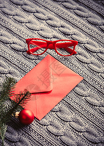 红色信封和圣诞节树枝面带戴图片