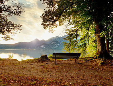 山湖的空木板凳图片