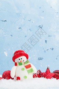 圣诞节背景在蓝石墙前有雪人玩具和小在图片