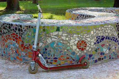 旧式脚踏车靠在公园的彩图片