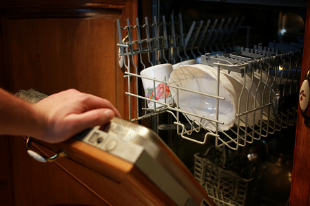 厨房用具从洗碗机清洗盘子得到图片