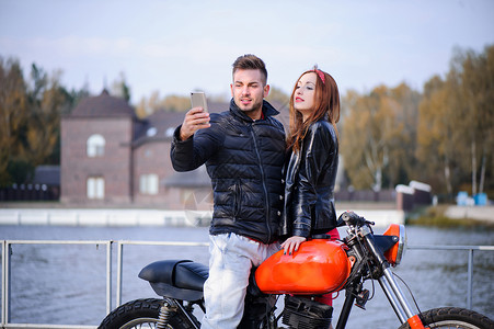 在摩托车上的男人和一个女孩做自制照片的手机图片