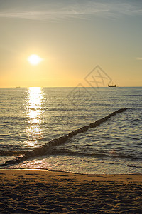 夏天日落时波罗的海防波堤背景图片