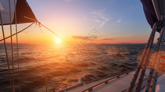 从帆船上欣赏大海的美丽日落图片