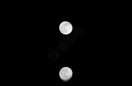 黑夜中的神奇满月与黑色水面的倒影背景图片