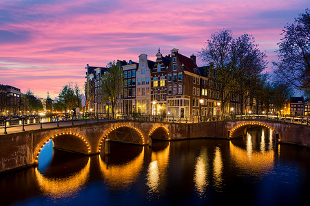 荷兰阿姆斯特丹的城市夜景荷兰阿姆斯特丹夜间运河和典图片