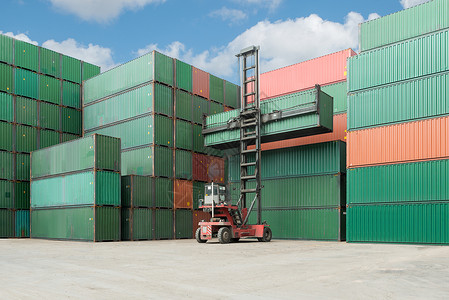 起重机将集装箱卸载到货物集装箱仓库用于图片