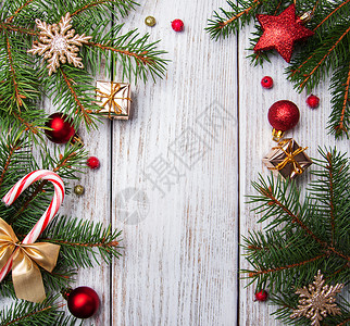 在木板上装饰的圣诞树图片