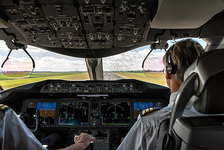 飞机驾驶舱对一个航空公司飞行员即将在最后降落图片