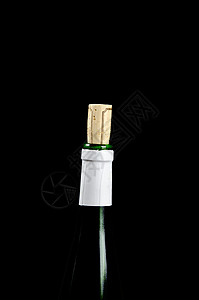 绿色葡萄酒瓶顶黑色背景图片