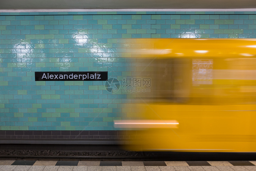 柏林亚历山大广场标志在地铁站的墙壁上可见BerlinAlexander图片