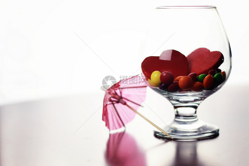 餐桌上玻璃透明玻璃杯中的彩色图片