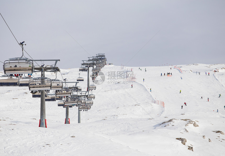 滑雪度假胜地的滑雪图片