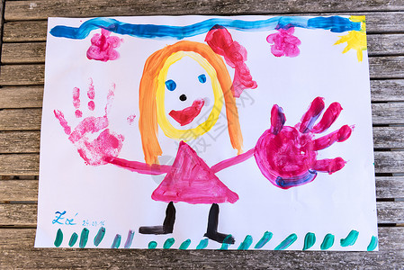 小女孩画她的手很开心图片