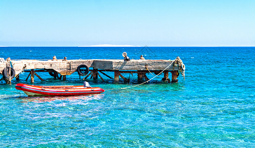 橡皮艇在海中的码头附近图片