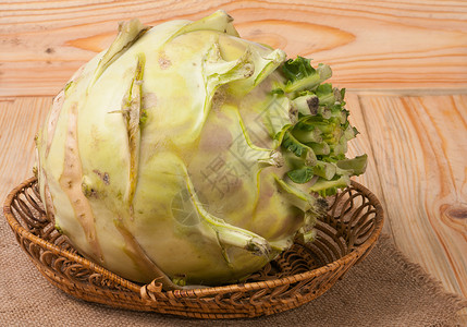 新鲜的卷心菜大头菜轻木背景上图片