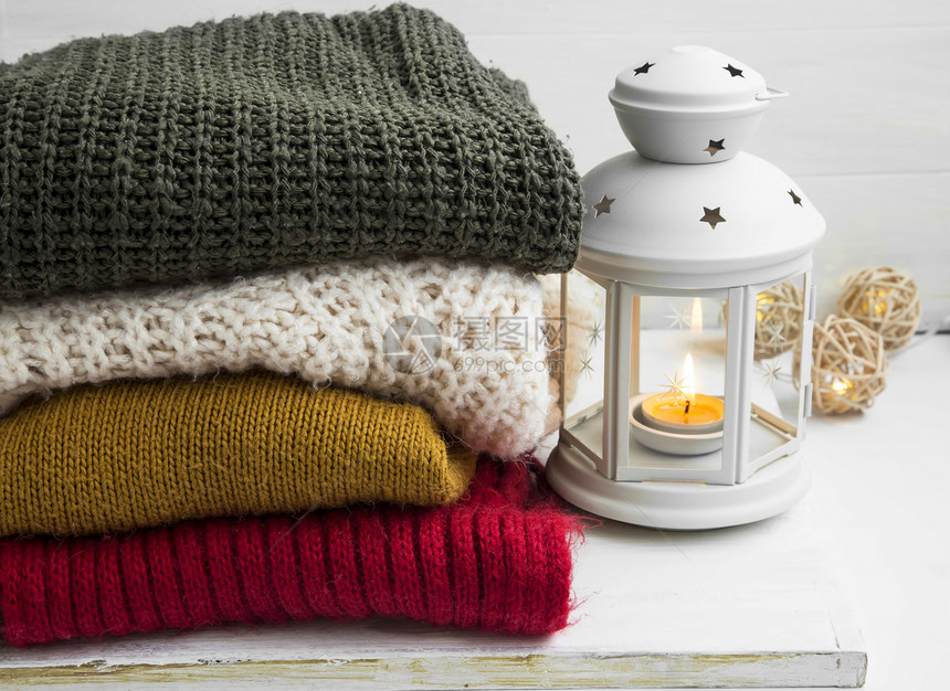 带有蜡烛的舒适冬季羊毛衫图片