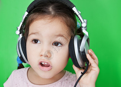 戴耳机听音乐的亚洲女孩图片