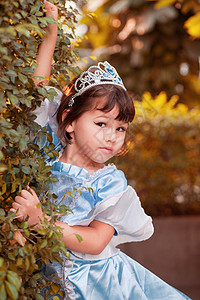 公主服装的小女孩图片