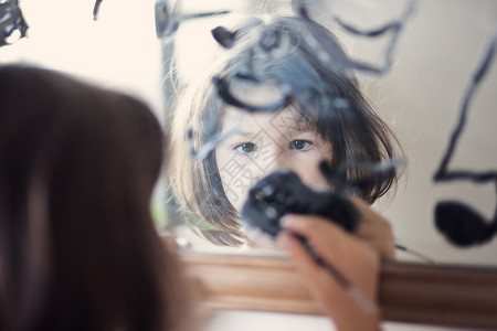 小女孩在镜子上画图片