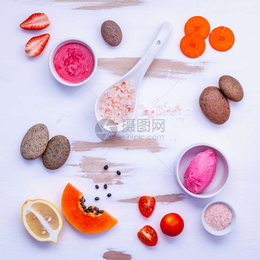 自制皮肤护理和用红色天然成分草莓ThomatoHimalayan盐木瓜胡萝卜和温泉石在白木本底图片