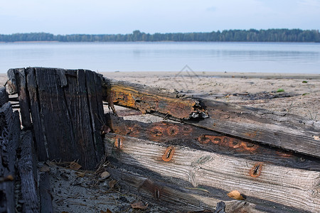 废弃的旧木船头的特写图片