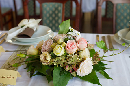 婚礼餐桌上的鲜花图片